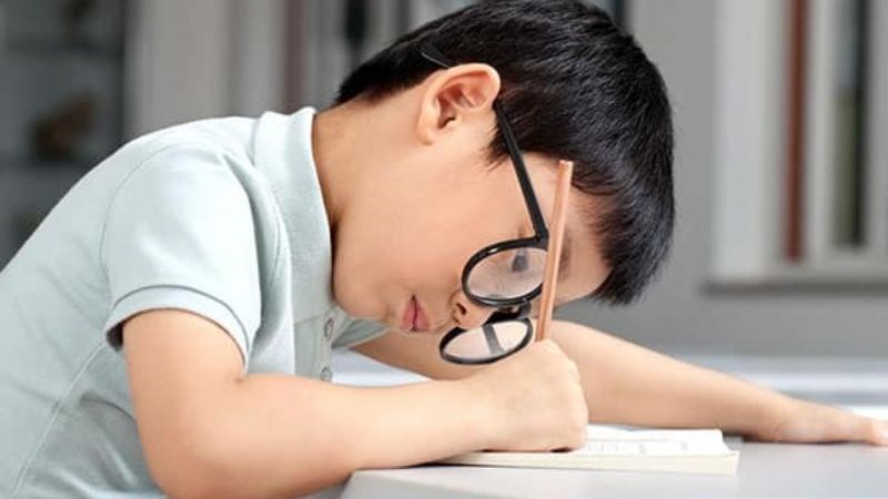 Người cận thị thường cúi gằm hoặc dùng ngón tay để dò chữ khi đọc