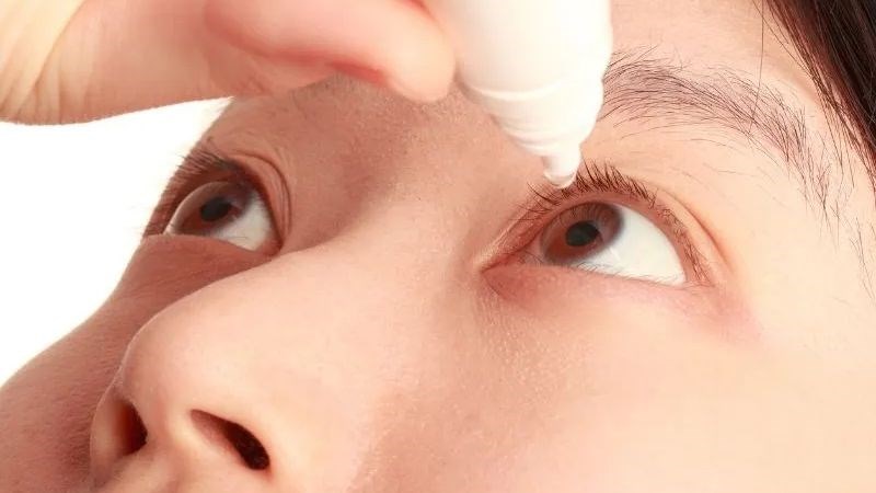 Thuốc nhỏ mắt chứa vitamin A giúp nuôi dưỡng giác mạc khỏe mạnh hơn
