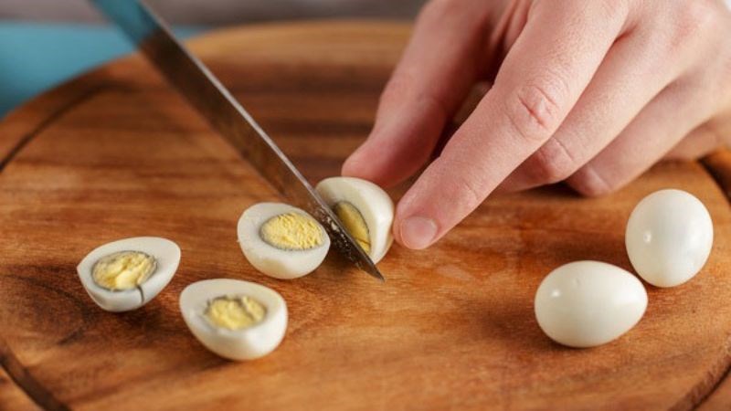 Trứng cút chứa ít calo, khoảng 14-17 calo cho một quả trứng cút nhỏ