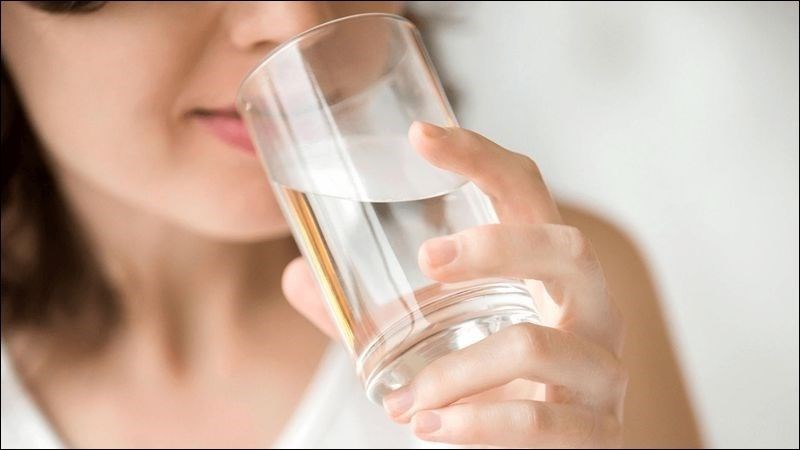 Bạn có thể uống một cốc nước có thể đánh lạc hướng khỏi cơn thèm khoai tây chiên