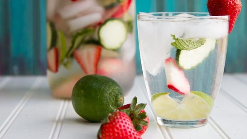 Nước detox dâu tây không những giúp bạn thanh lọc cơ thể và còn giúp giảm cân