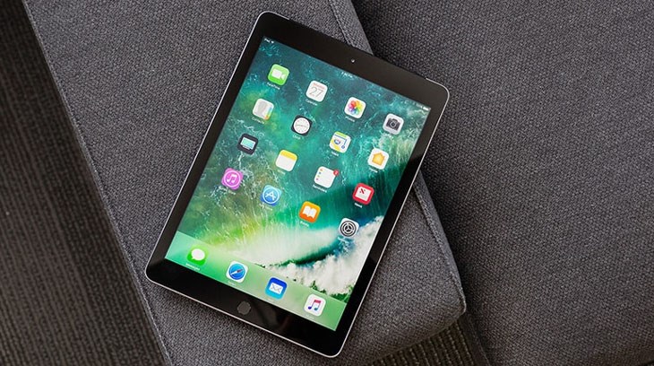 Apple đã trang bị cho iPad 9.7 inch viên pin 8827 mAh, thời lượng pin là 10 giờ