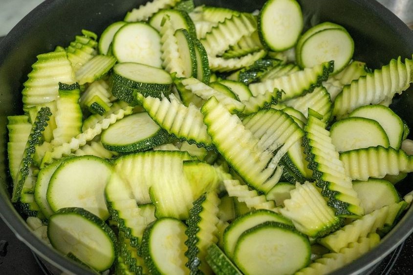 Cháo tôm lá hẹ cho bé với bí ngòi - bước 2