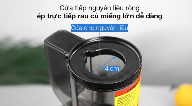 Máy ép chậm Sunhouse Mama SHD5505 có đường kính ống tiếp nguyên liệu lớn đến 80mm, hỗ trợ bạn ép được các miếng rau củ lớn