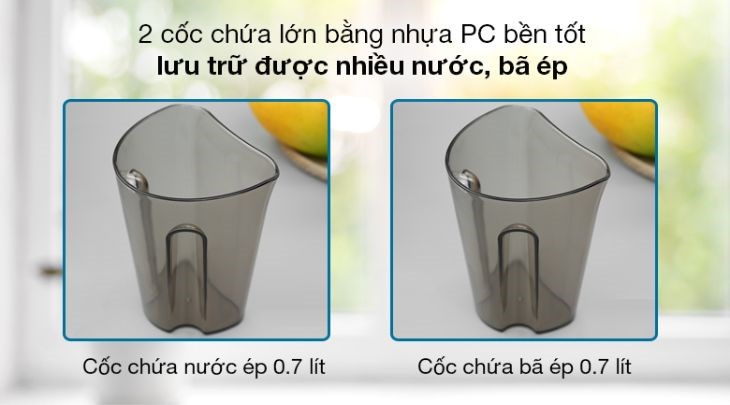 Cốc chứa nước ép làm bằng chất liệu nhựa PC với dung tích lên đến 0.7 lít nên rất tiện lợi, an toàn khi dùng để đựng nước ép