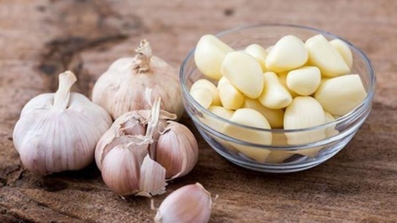 Tỏi sống có chứa nhiều chất dinh dưỡng hơn so với tỏi chín 