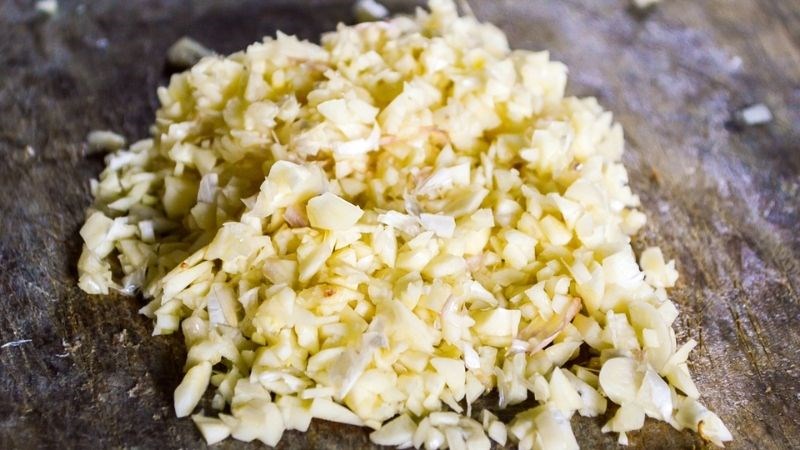 Băm nhuyễn và để tỏi trong không khí khoảng 10 - 15 phút rồi mới ăn