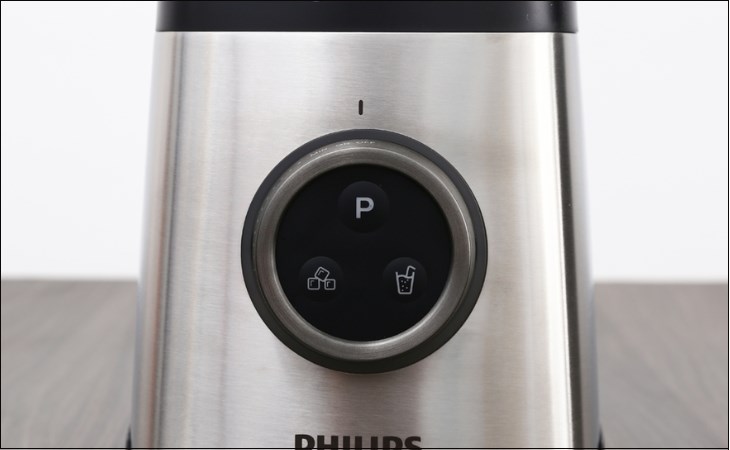 Máy xay sinh tố Philips HR3652 có bảng điều khiển đơn giản, giúp người dùng dễ dàng sử dụng