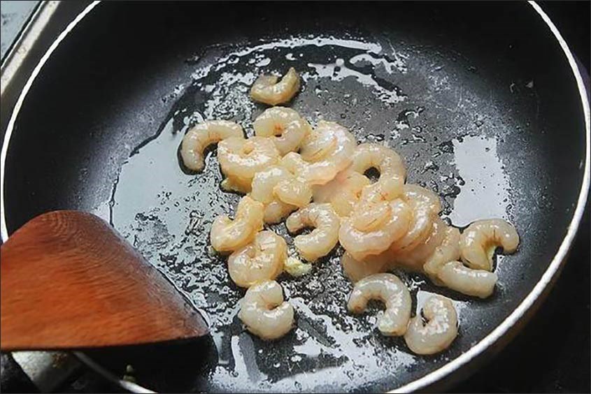 Tôm nấu trên bếp cho đến khi chín đều cách nấu cháo tôm bí đỏ phô mai cho bé