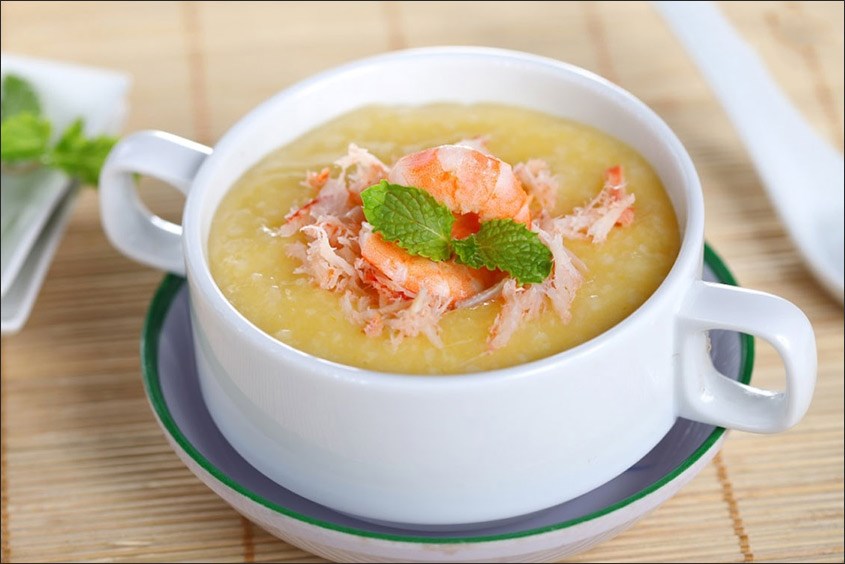 Cháo chín thì múc ra chén cho bé ăn gợi ý món cháo tôm bí đỏ phô mai cho bé