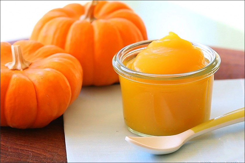 Bí đỏ hấp chín mang đi xay nhuyễn món cháo tôm bí đỏ phô mai cho bé