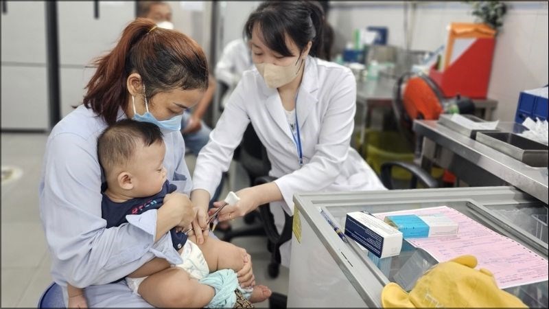Sau khi tiêm phòng có thể xuất hiện mủ tại vị trí kim, trẻ có thể mệt mỏi