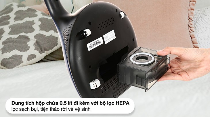 Tháo hộp đựng bụi của máy hút bụi đệm giường Deerma CM818 và đổ bụi ra ngoài