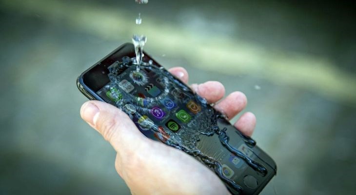 Điện thoại bị dính nước sẽ gây ảnh hưởng đến màn hình của điện thoại