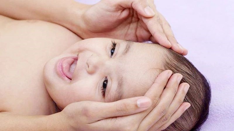 Mát-xa nhẹ nhàng ở phần giữa mắt và mũi để cải thiện tình trạng Mát-xa nhẹ nhàng ở phần giữa mắt và mũi để cải thiện tình trạng