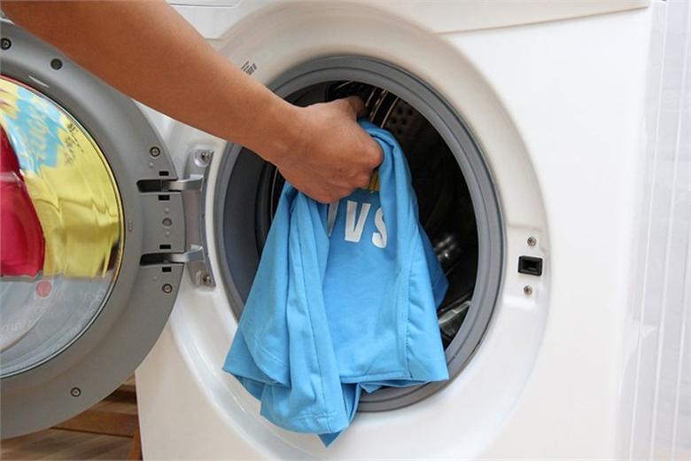 Khi sử dụng máy giặt, hãy chọn chế độ giặt tay hoặc giặt nhẹ để đảm bảo chất lượng quần áo