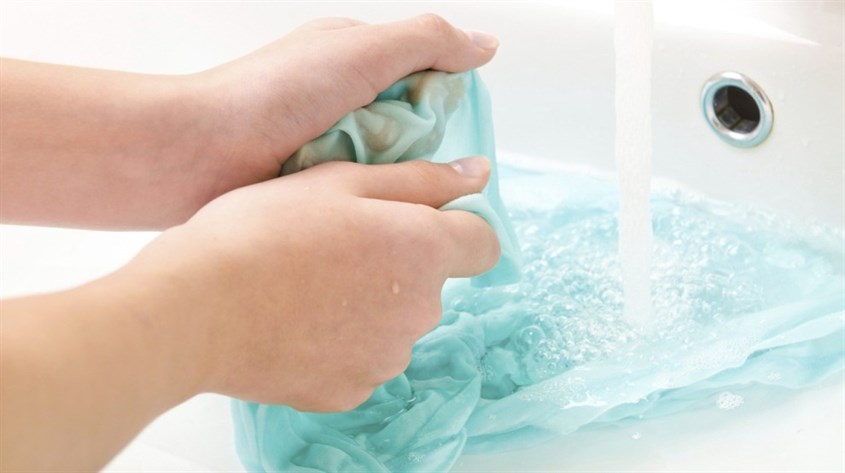 Giặt bằng nước lạnh sẽ giúp hạn chế phai màu quần áo