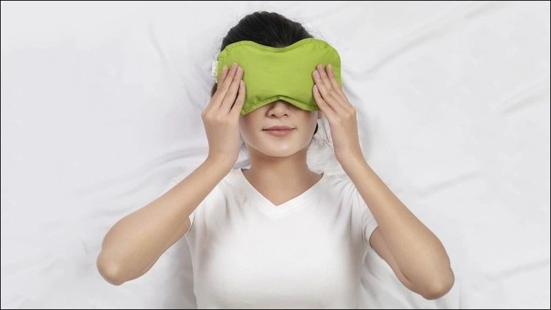 Chườm ấm hoặc lạnh cho mắt giúp giảm viêm và sưng tấy