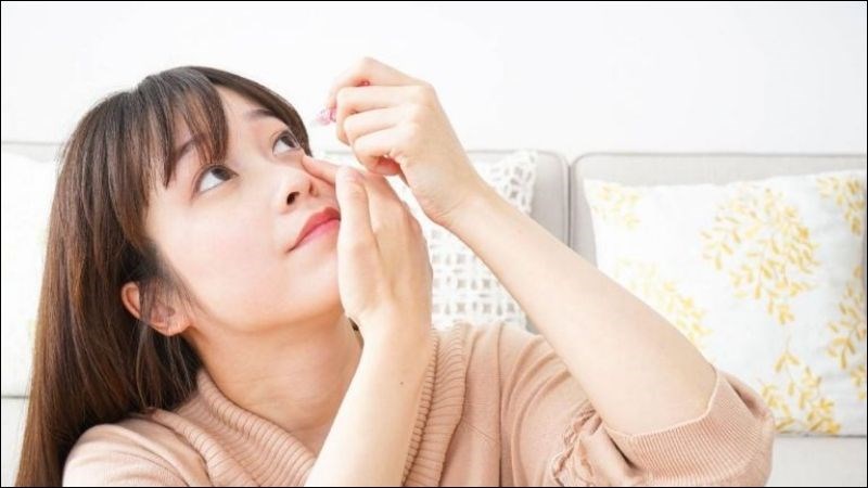 Thuốc nhỏ mắt kháng sinh điều trị đau mắt đỏ do vi khuẩn gây ra