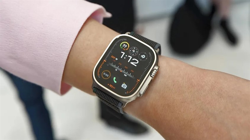 Apple Watch Ultra 2 và Apple Watch SE 2022 đều sở hữu mặt đồng hồ vuông vắn