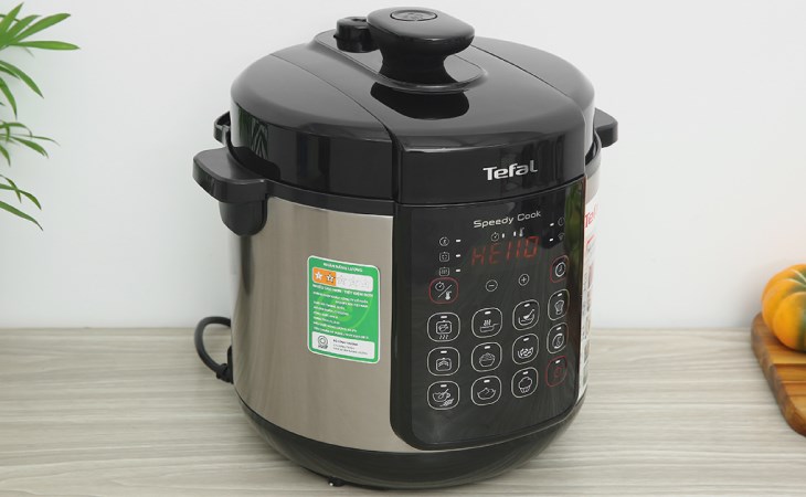 Bạn hãy cắm dây nguồn của nồi áp suất điện Tefal Speedy Cook CY222D68 5 lít vào ổ điện để tiến hành nấu món ăn