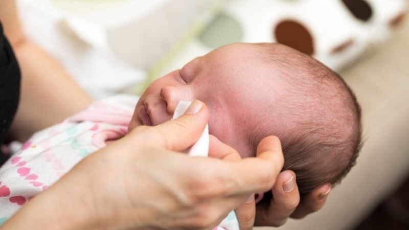 Mẹ c&oacute; thể sử dụng khăn hoặc b&ocirc;ng để vệ sinh mắt cho trẻ