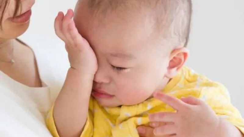 Nếu trẻ đau mắt dữ dội, bố mẹ cần đưa trẻ đến c&aacute;c cơ sở uy t&iacute;n để thăm kh&aacute;m