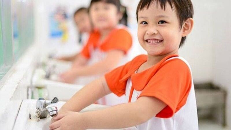 Hướng dẫn trẻ rửa tay trước khi ăn v&agrave; sau khi đi vệ sinh l&agrave; điều cần thiết