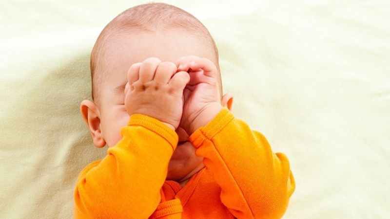 Th&oacute;i quen dụi mắt c&oacute; thể khiến vi khuẩn di chuyển từ tay l&ecirc;n mắt