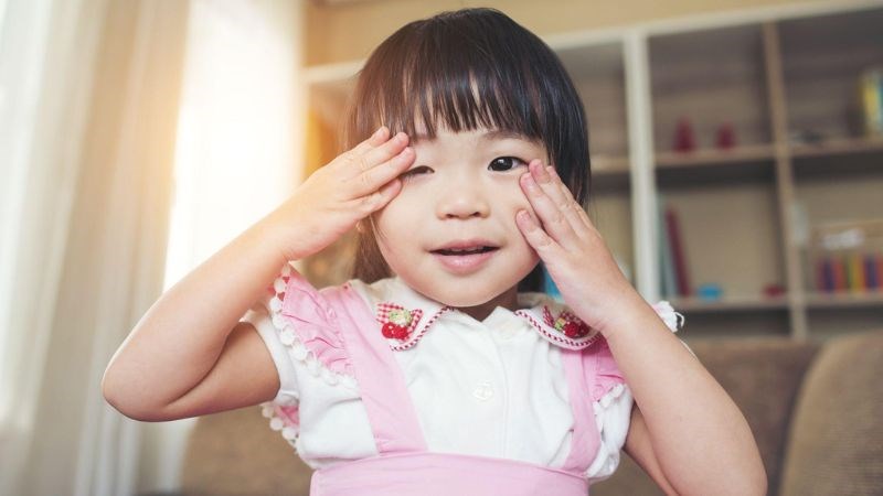 Bố mẹ n&ecirc;n c&aacute;ch ly trẻ tại nh&agrave; để l&agrave;m giảm nguy cơ t&aacute;i nhiễm tr&ugrave;ng mắt