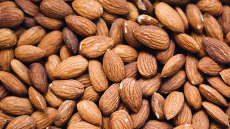 Hạnh nhân tốt cho người đau nhức xương khớp do chứa chất chống viêm và omega 3