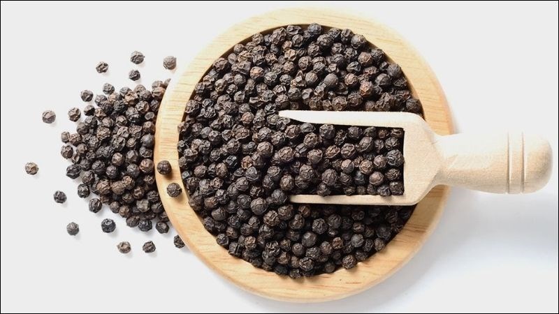 Hạt tiêu đen có tính chất chống viêm nên hỗ trợ giảm đau xương khớp