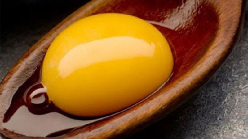 Lòng đỏ trứng chứa vitamin D, vitamin K2 tốt cho người đau nhức xương khớp