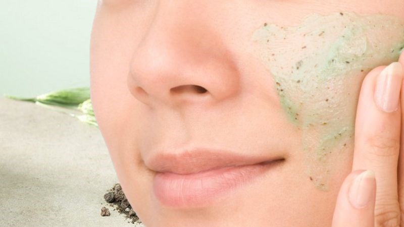 Tẩy da chết định kỳ giúp da trở nên mềm mịn hơn và thẩm thấu tốt hơn