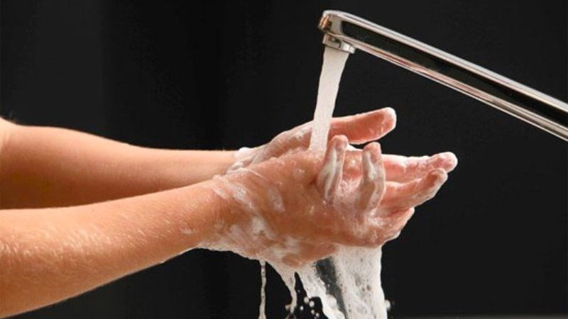 Rửa tay thường xuyên bằng xà phòng để ngăn ngừa việc lây nhiễm bệnh