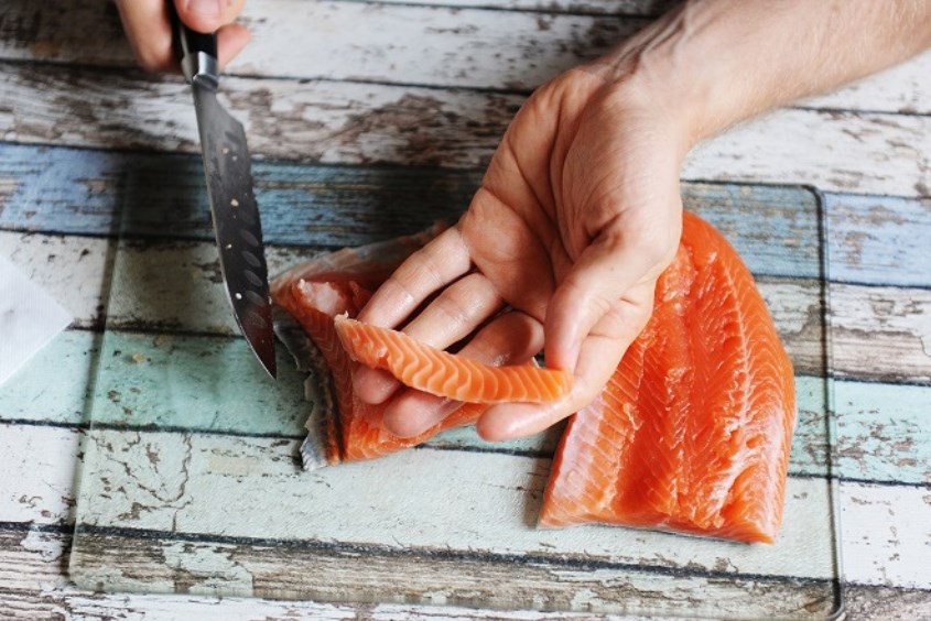 Cách sơ chế cá hồi để nấu canh cá hồi cà chua cho bé Cách sơ chế cá hồi để nấu canh cá hồi cà chua cho bé