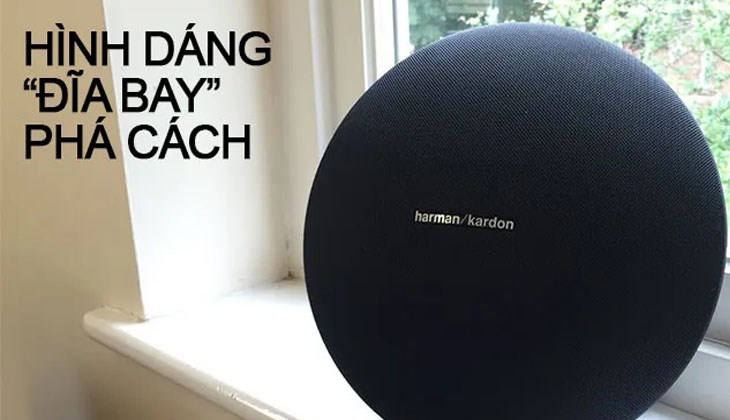 Loa Harman Kardon Onyx Studio 4 mang hình dạng chiếc “đĩa bay” với 2 chân trụ ở mặt sau