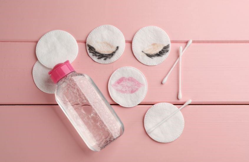 Tẩy trang chưa sạch khiến lỗ chân lông chứa đầy cặn trang điểm