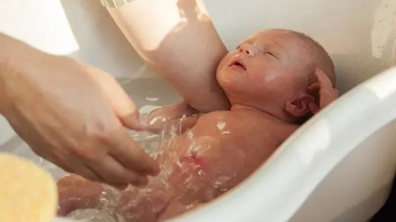 Tắm bằng nước ấm giúp trẻ nhanh hạ sốt hơn