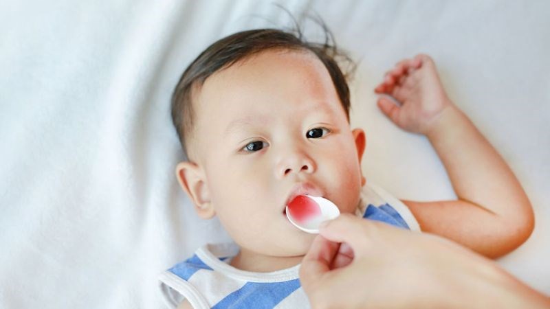 Bố mẹ nên hỏi ý kiến bác sĩ trước khi cho bé dùng thuốc hạ sốt Acetaminophen