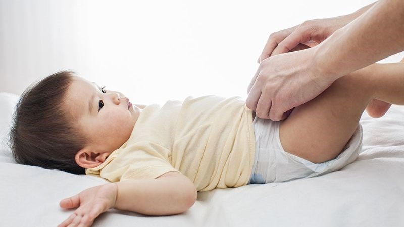Có thể chỉ mặc tả và áo giúp bé thoát nhiệt tốt hơn để hạ sốt