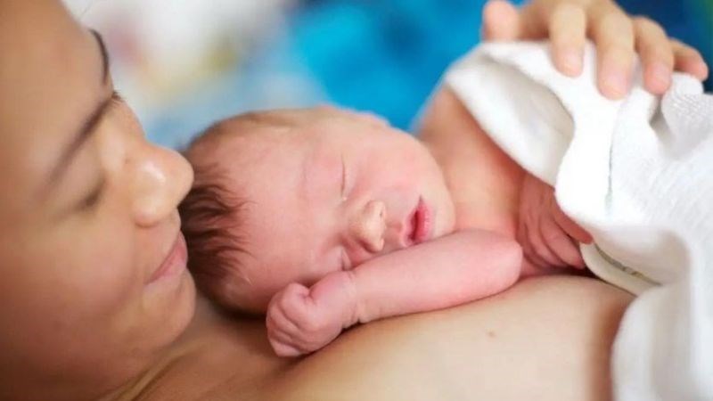 Phương pháp da kề da giữa mẹ và bé giúp bé dễ chịu hơn