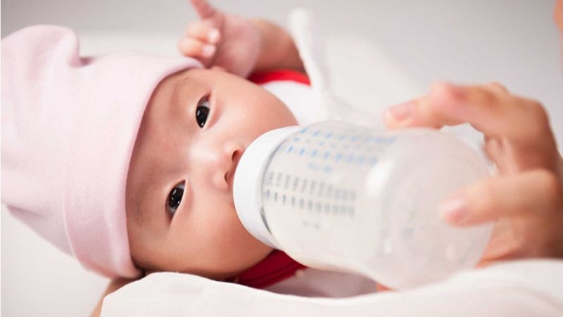 Mẹ có thể cho trẻ bú nhiều hơn để tăng lượng nước cho trẻ khi bị sốt