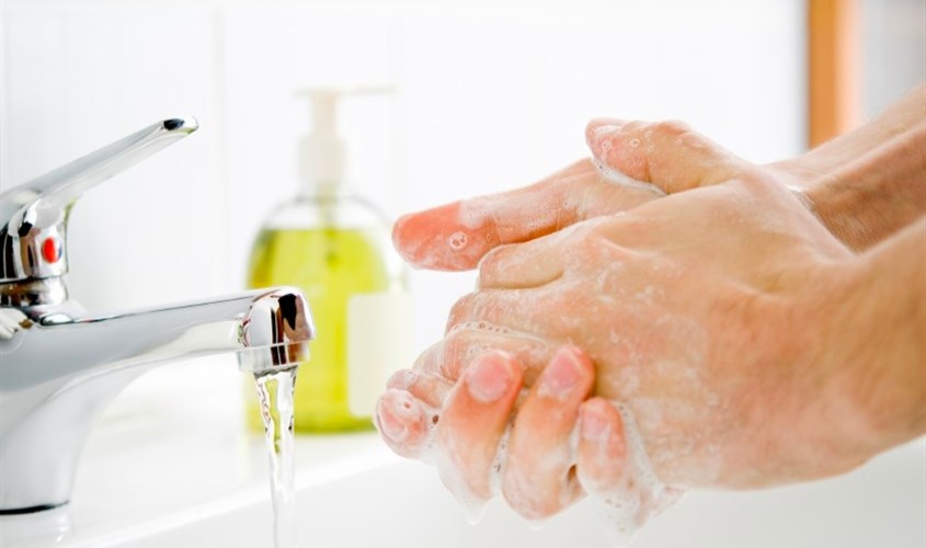 Vệ sinh tay sạch trước khi rửa mặt