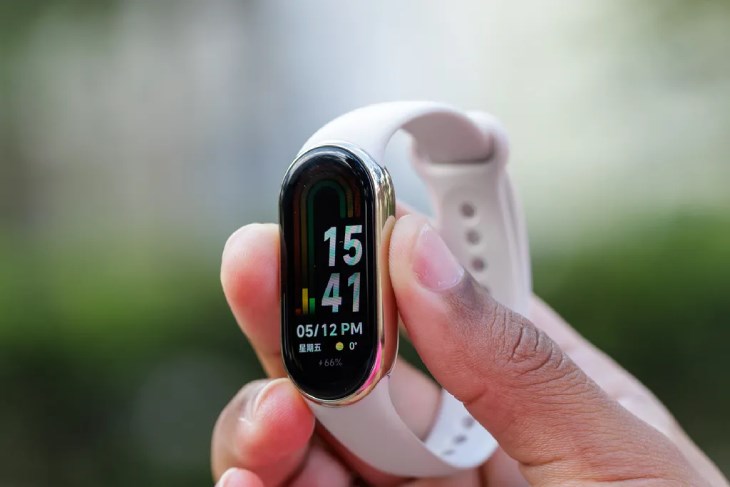 Xiaomi Smart Band 8 có phần khung được đánh bóng sang trọng