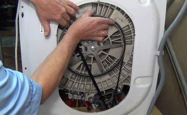 Để kiểm tra tình trạng dây curoa bạn hãy tháo tấm tựa đằng sau lưng máy giặt ra để xem dây curoa bên trong