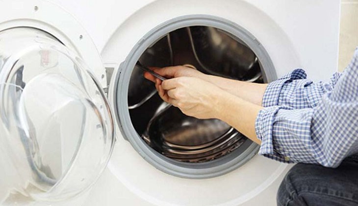 Bạn nên kiểm tra lồng giặt của máy xem có quần áo bị kẹt trong lồng hay không hay có vật cản lạ không