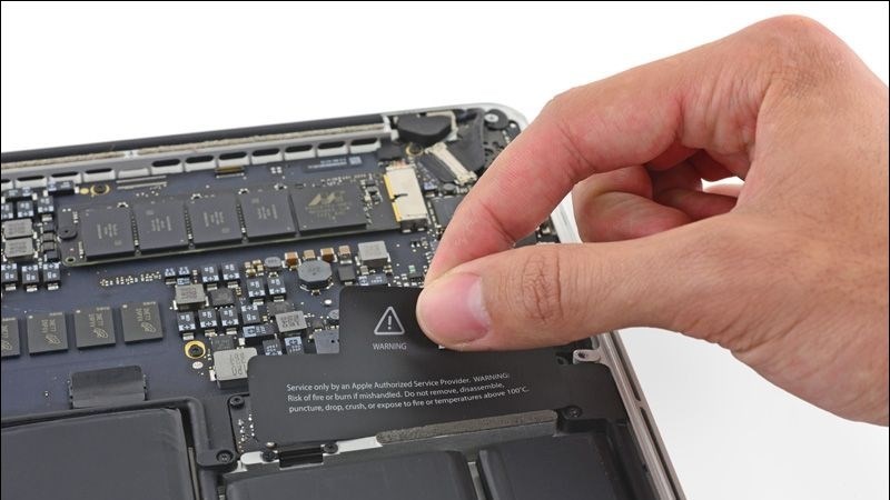 Đối với MacBook, việc thay thế RAM hay ROM được xem là điều không thể Đối với MacBook, việc thay thế RAM hay ROM được xem là điều không thể