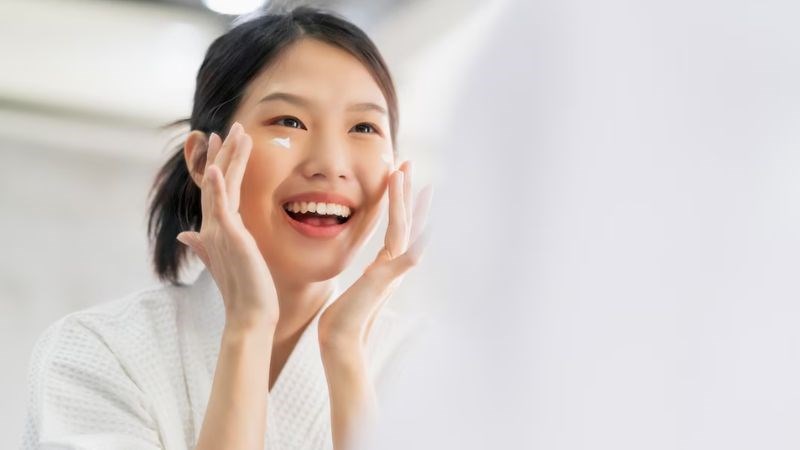 Kem mắt giúp làm sáng và dưỡng ẩm cho vùng da quanh mắt