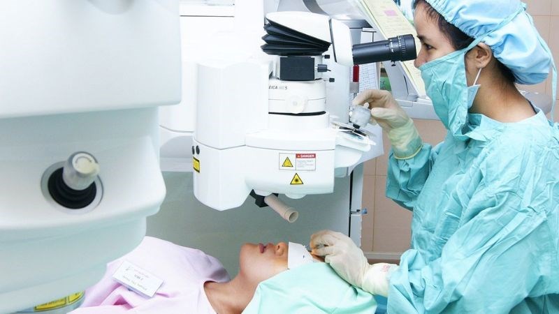 Phẫu thuật cắt bỏ dịch kính được thực hiện để giảm áp lực nhãn cầu